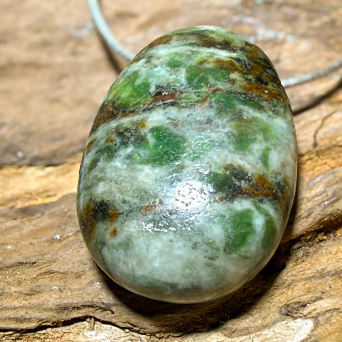 smaragdid-edelstein-schmuck-ketten-anhaenger-heilstein-231026