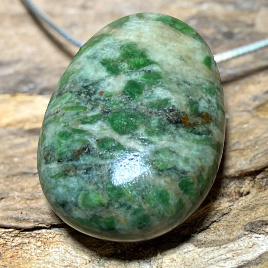 smaragdid-edelstein-schmuck-ketten-anhaenger-heilstein-251026