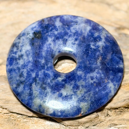 sodalith-donut-pi-scheibe-edelstein-heilstein-schmuck-ketten-anhaenger-020626