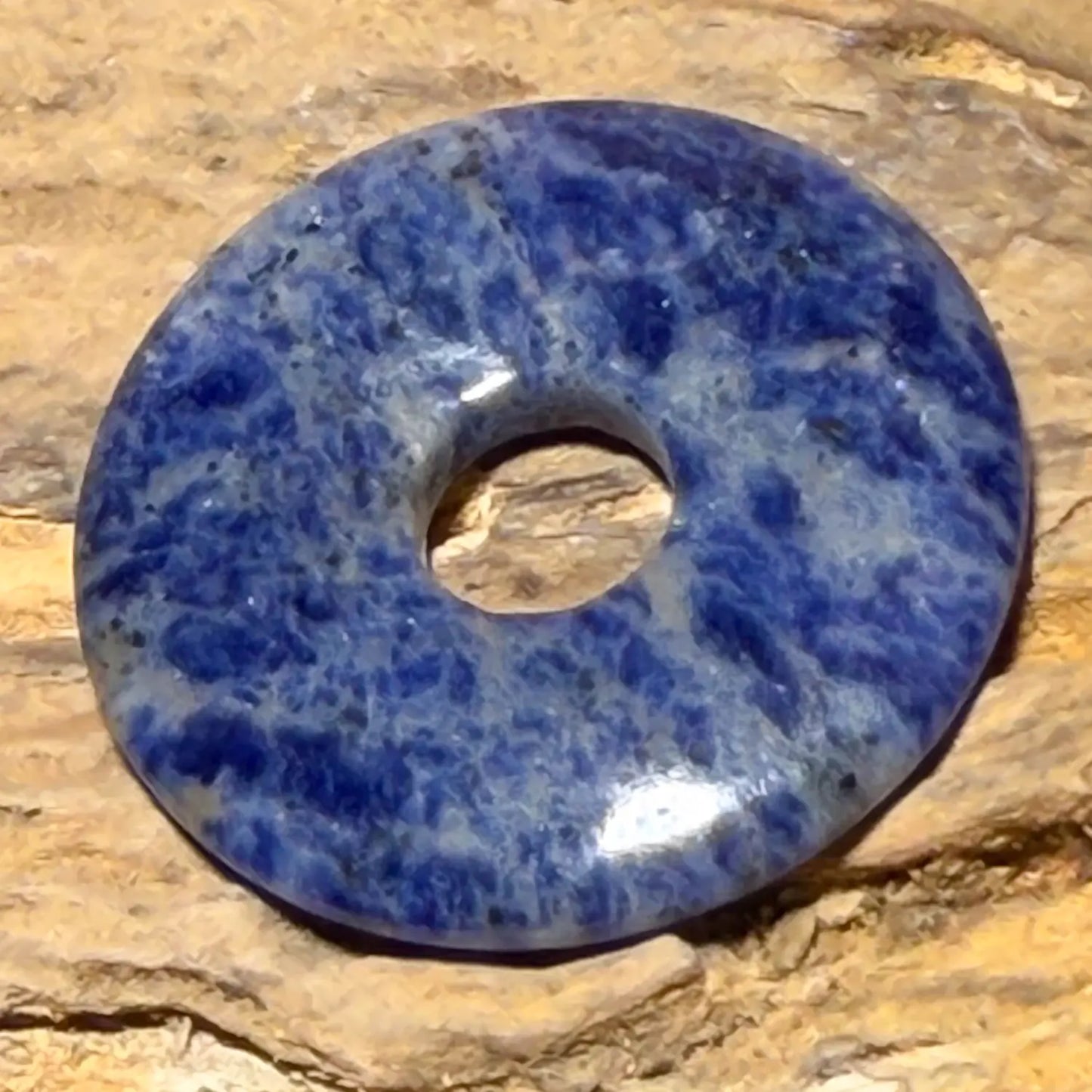 sodalith-edelstein-donut-pi-scheibe-schmuck-ketten-anhaenger-heilstein-seelensteinchen-160426