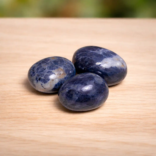 sodalith-edelstein-trommelstein-handschmeichler-entspannung-massage-chakra-seelensteinchen