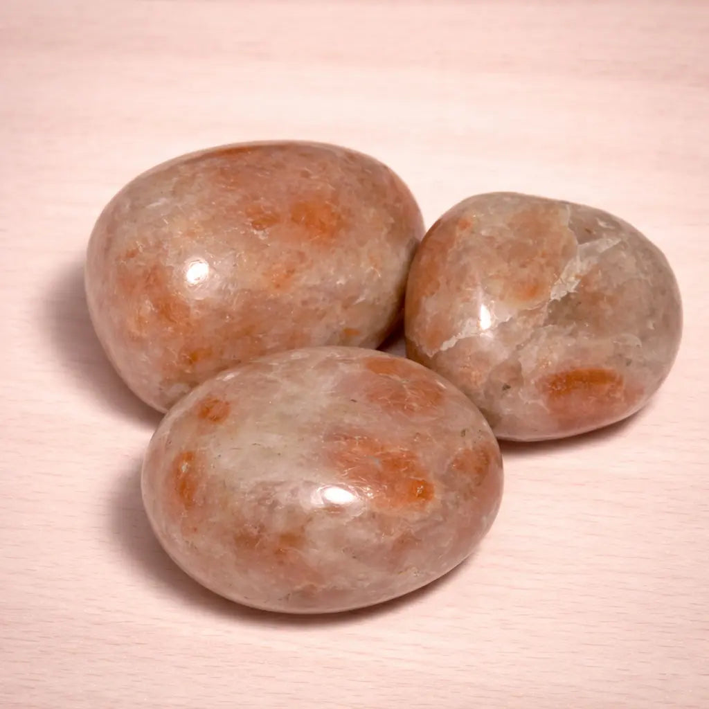 sonnenstein-edelstein-trommelstein-handschmeichler-entspannung-massage-chakra-seelensteinchen