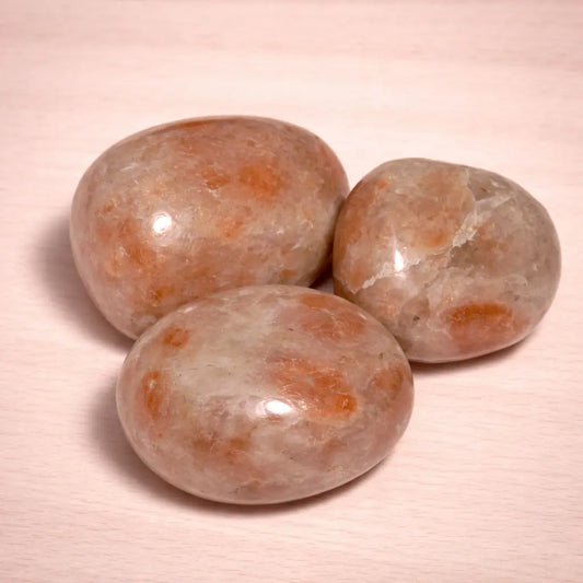 sonnenstein-edelstein-trommelstein-handschmeichler-entspannung-massage-chakra-seelensteinchen