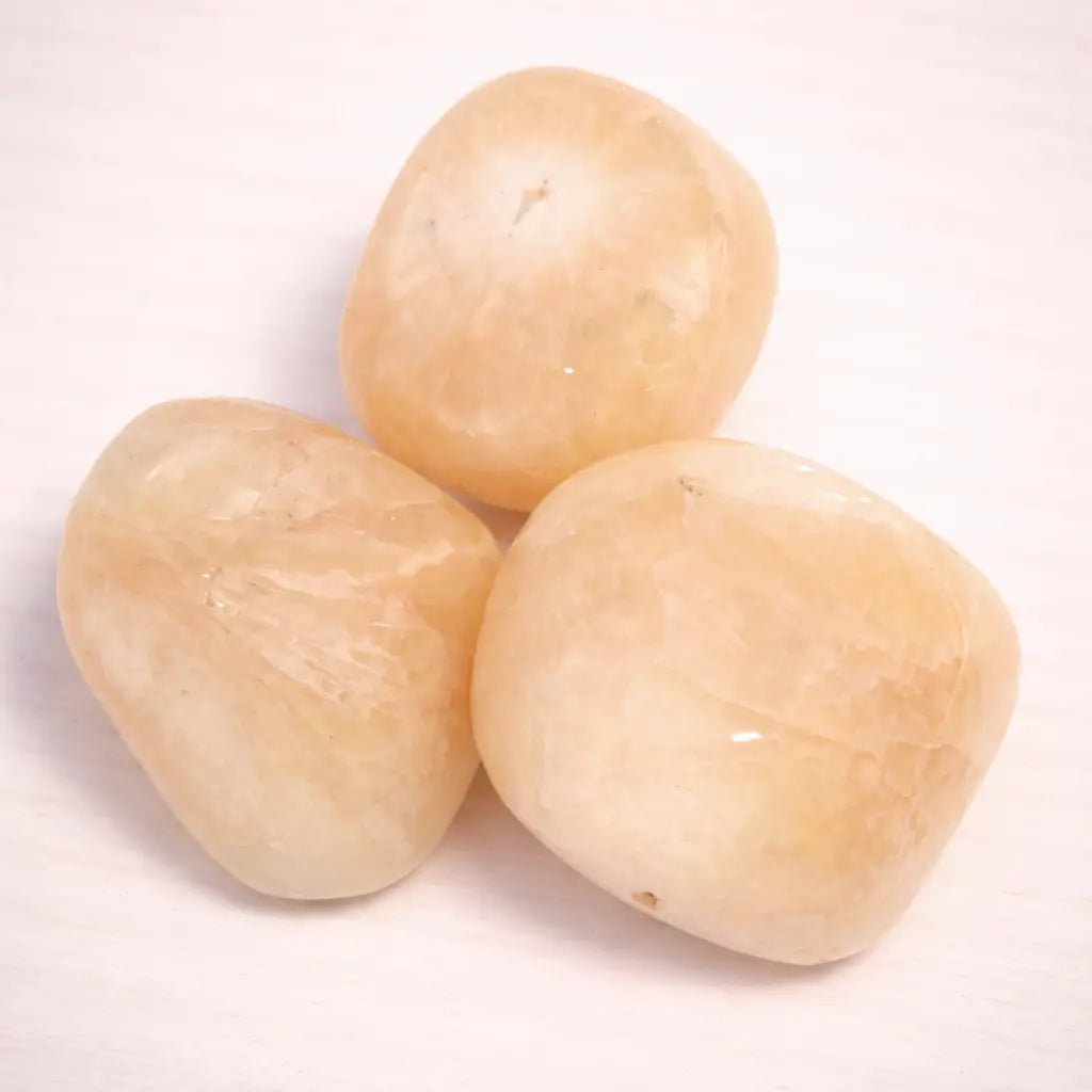 stilbit-edelstein-trommelstein-handschmeichler-entspannung-massage-chakra-seelensteinchen