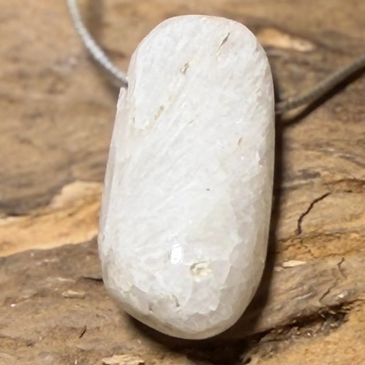 strontianit-edelstein-schmuck-ketten-anhaenger-collier-trommelstein-seelensteinchen-050826