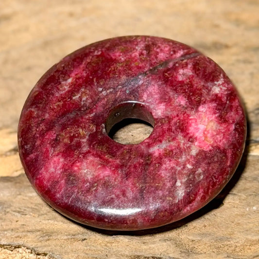 thulit-edelstein-donut-pi-scheibe-schmuck-ketten-anhaenger-heilstein-seelensteinchen-120626