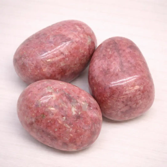 thulit-edelstein-trommelstein-handschmeichler-entspannung-massage-chakra-seelensteinchen