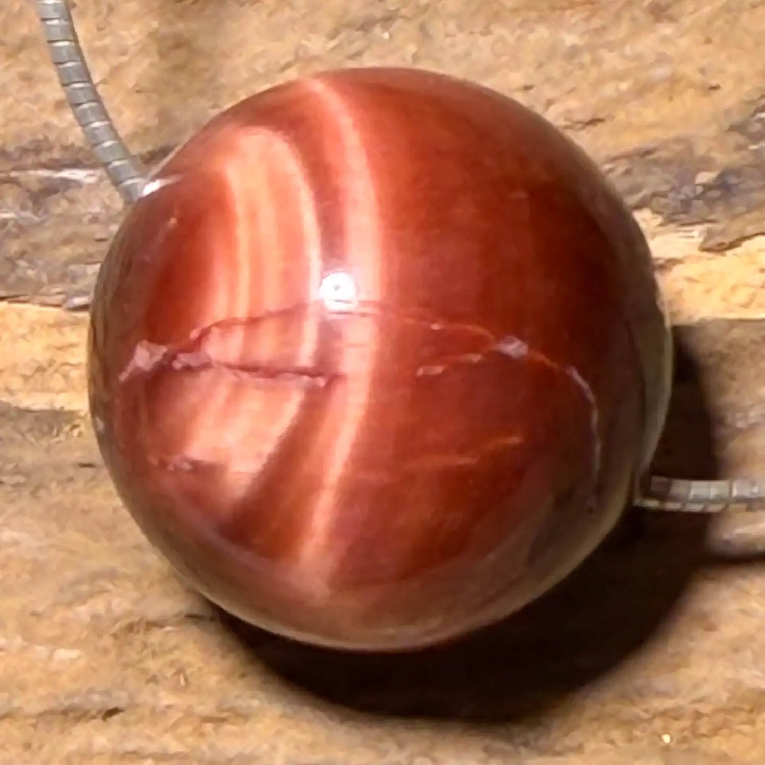 tigeraugeproduktbild_quadratisch_edelsteinkette_mexiko_opal_8mm_auf_einer_holzbueste