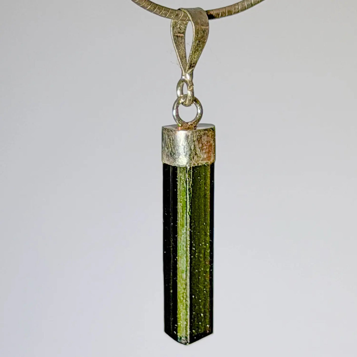 turmalin-verdigolit-edelstein-schmuck-ketten-anhaenger-heilstein-trommelstein