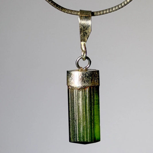 turmalin-verdigolit-edelstein-schmuck-ketten-anhaenger-heilstein-trommelstein