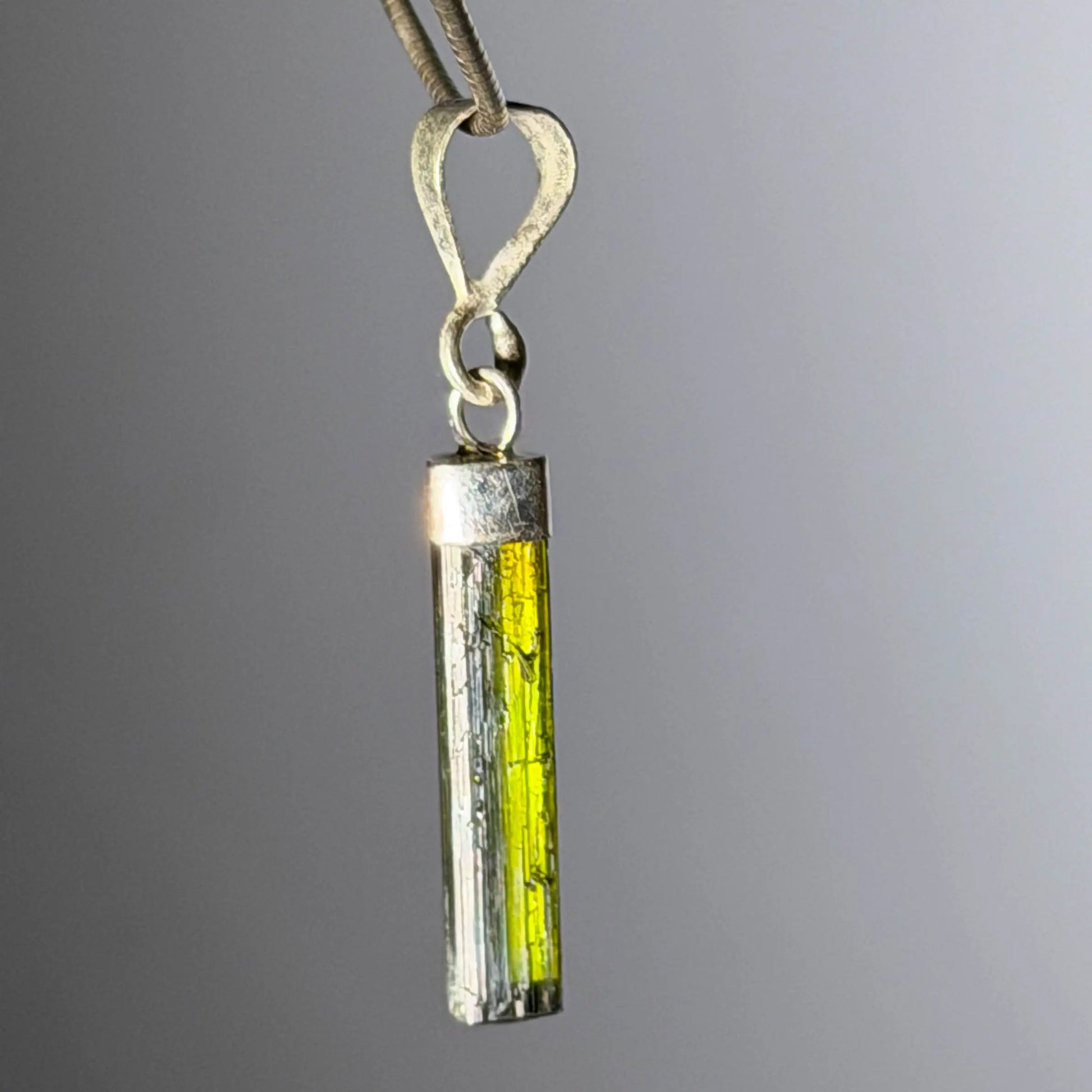 turmalin-verdigolith-spitze-edelstein-schmuck-ketten-anhaenger-trommelstein-seelensteinchen