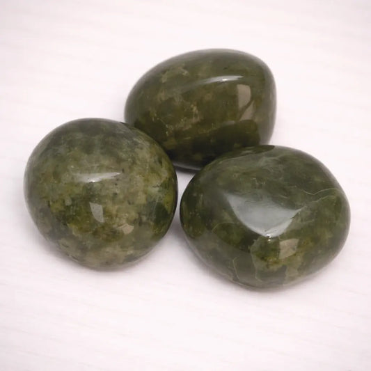 vesuvianit-edelstein-trommelstein-handschmeichler-entspannung-massage-chakra-seelensteinchen