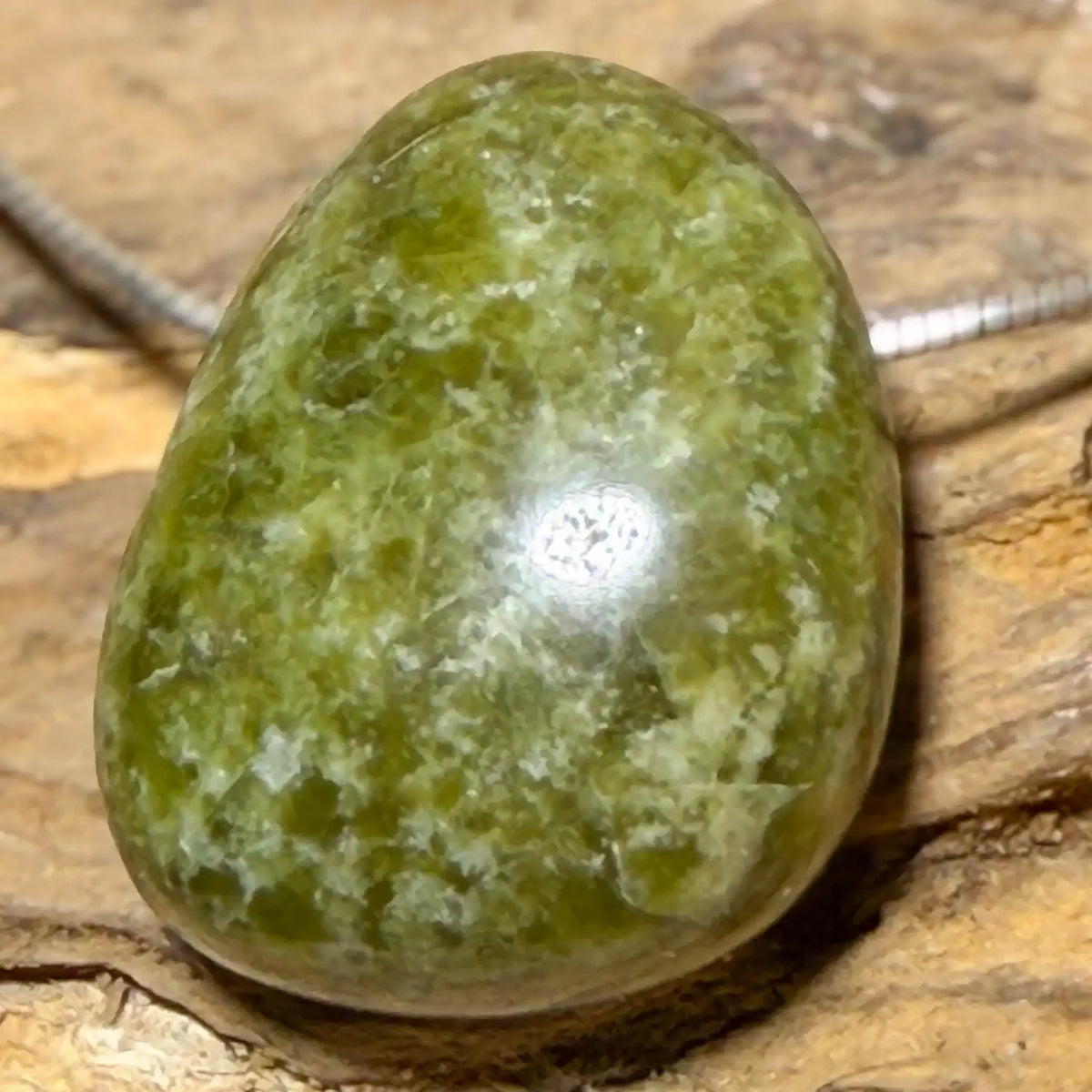 vesuvianit-edelstein-trommelstein-schmuck-ketten-anhaenger-heilstein-180926