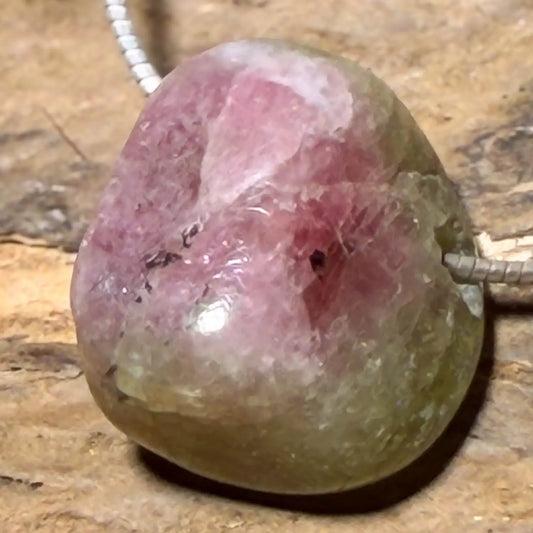 wassermelonen-turmalin-edelstein-trommelstein-schmuck-anhaenger-kette-collier-heilstein-200826-2