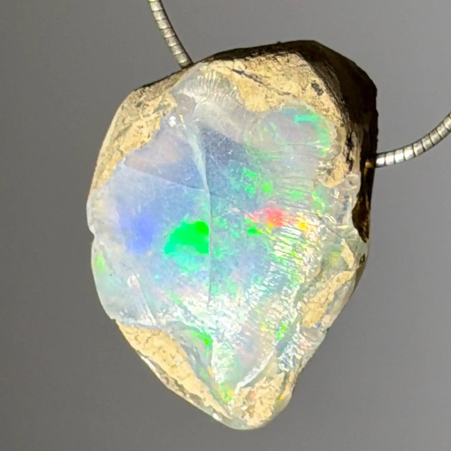 welo-opal-edelstein-schmuck-ketten-anhaenger-trommelstein-heilstein-180526