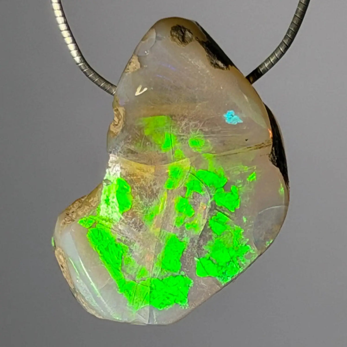 welo-opal-edelstein-schmuck-ketten-anhaenger-trommelstein-heilstein-kristall-191026